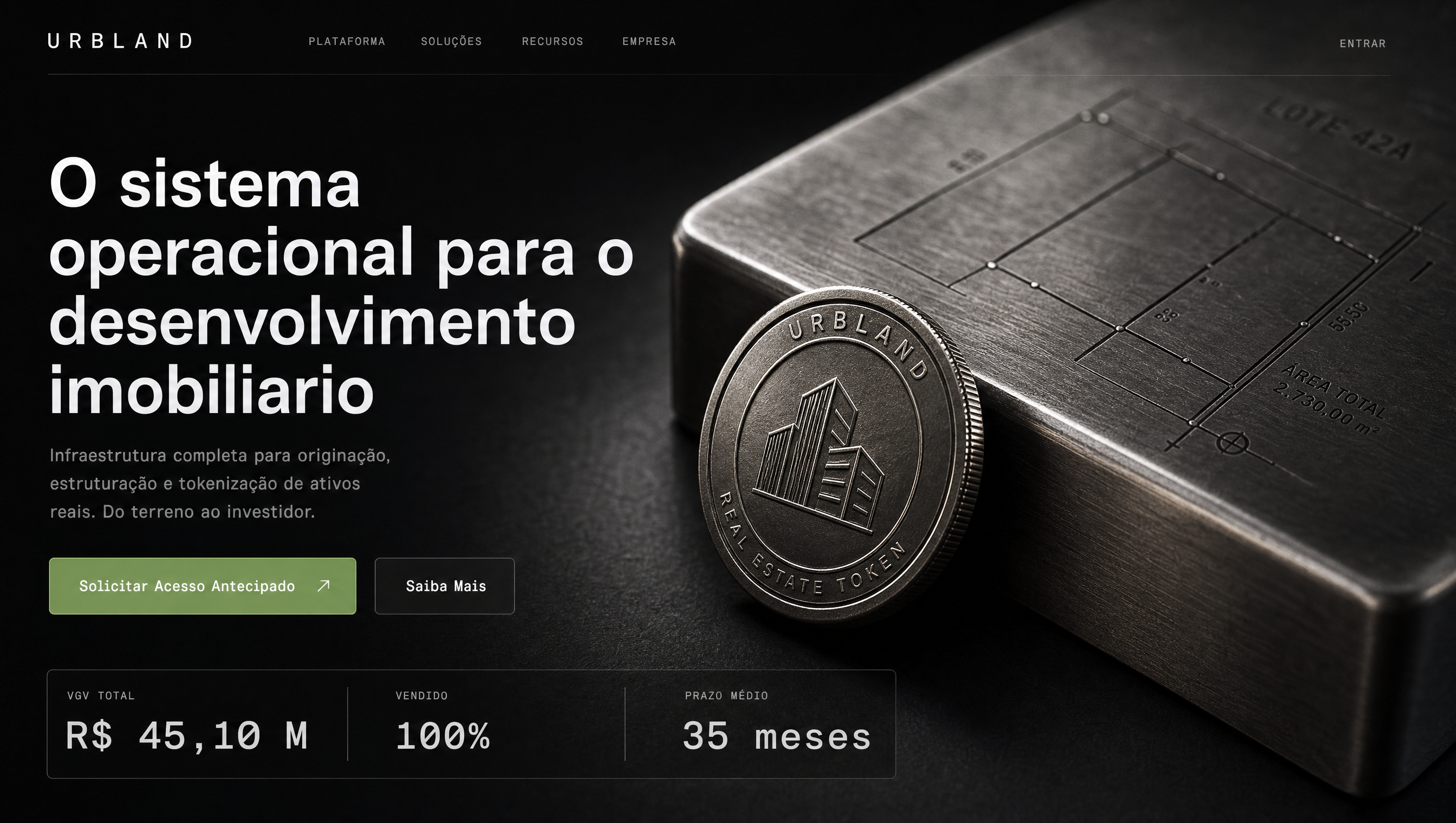 Comp Dark C — macro de placa de metal escovado com geometria gravada e token cunhado
